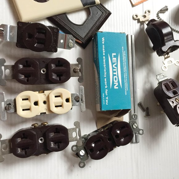 Mixed Lot of Duplex Receptacles & Others (New & Old) - Picture 6 of 9